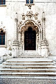 Lisbona - Il Museo Azulejos ospitato nell'ex convento Madre de Deus. Il portale di accesso laterale della chiesa.